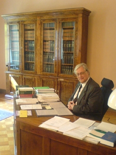 Soome Kohtunike Ühingu kauaaegne esimees Pertti Liesivuori oma töökabinetis